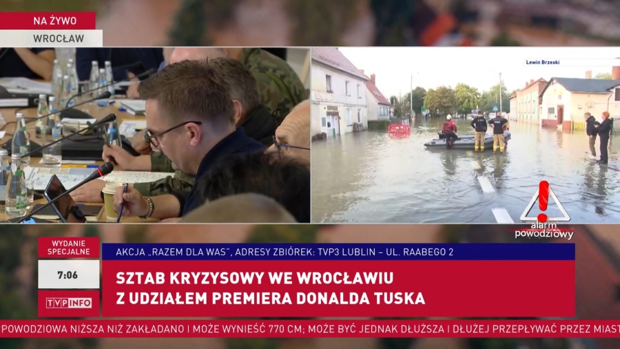 Dyrektor IMGW-PIB prof. dr hab. Robert Czerniawski oraz zastępca dyrektora ds. PSHM Marek Kowalski na posiedzeniu powodziowego sztabu kryzysowego we Wrocławiu