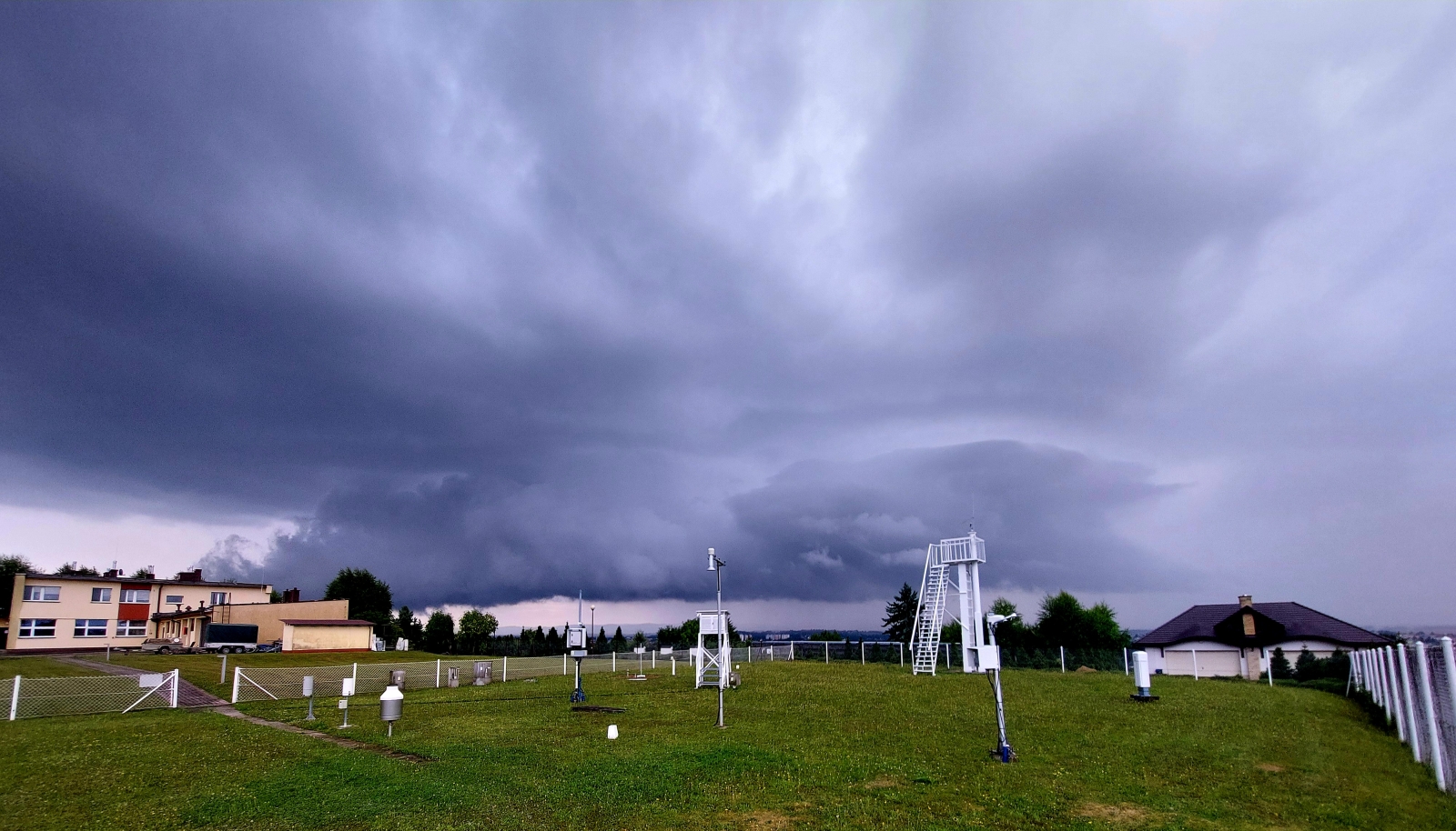 Burza nad Krosnem i ogródkiem meteorologicznym stacji hydrologiczno-meteorologicznej IMGW-PIB w Krośnie, 04.07.2024 r. Fot. Wioletta Bogaczyk | IMGW-PIB