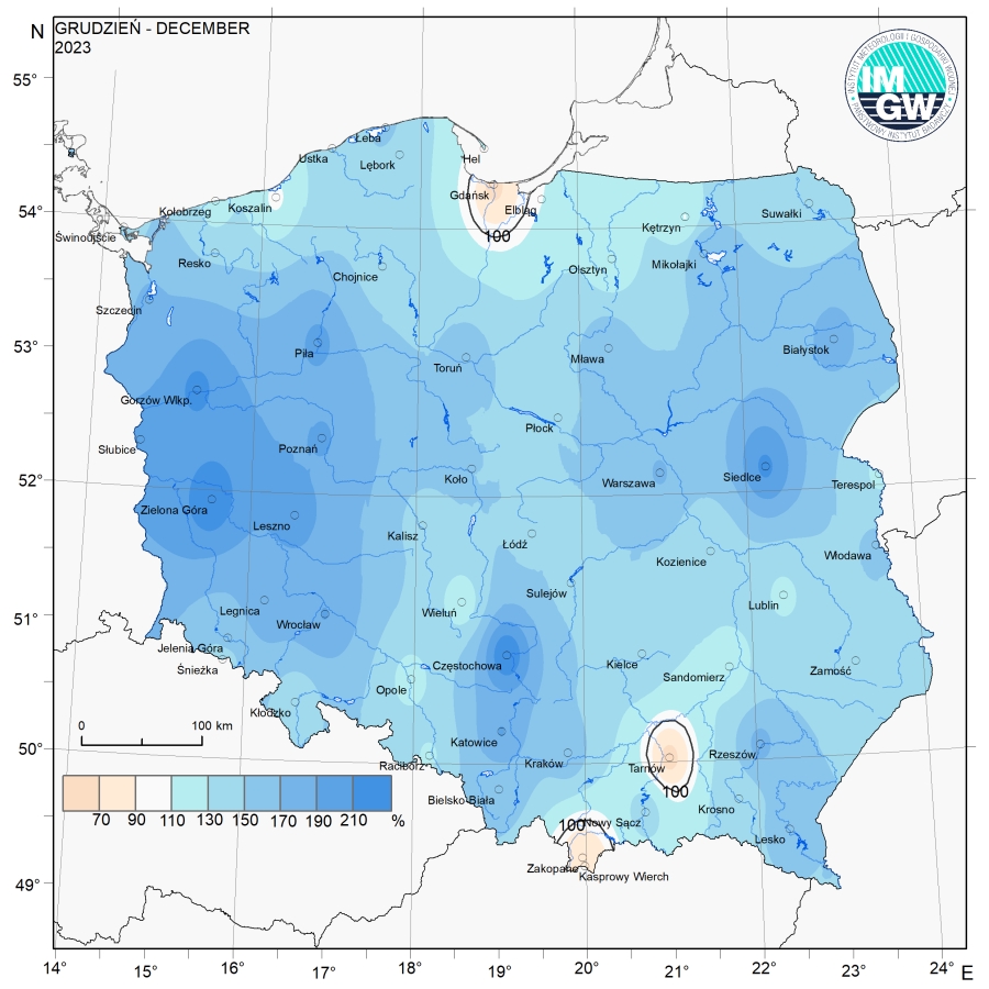 Przestrzenny rozkład anomalii sumy opadów w stosunku do normy (tj. średniej miesięcznej wartości wieloletniej elementu w okresie 1991-2020).