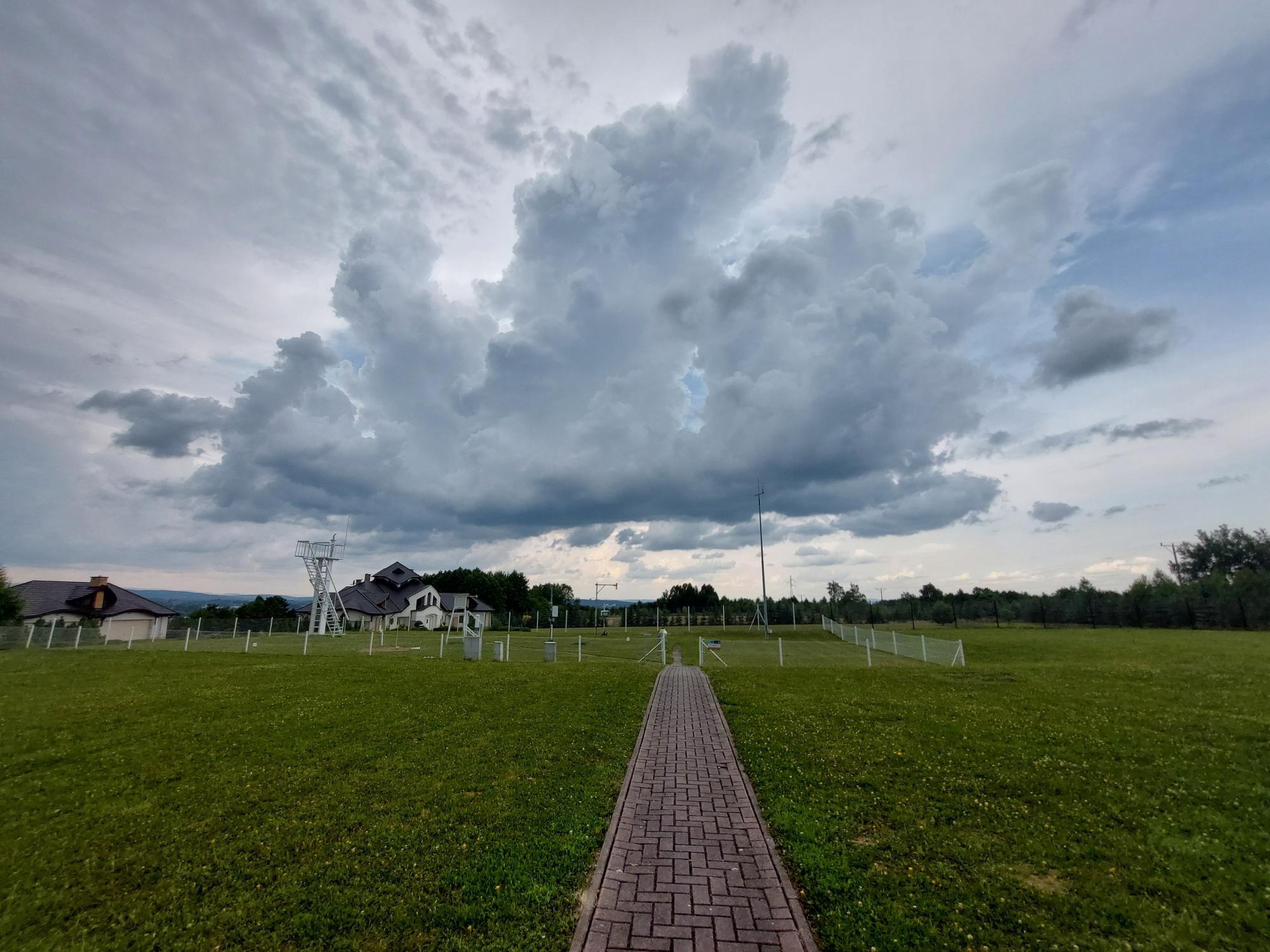 Chmury burzowe nad stacją hydrologiczno-meteorologiczną w Krośnie, 27.06.2024 r. Fot. Wioletta Bogaczyk | IMGW-PIB