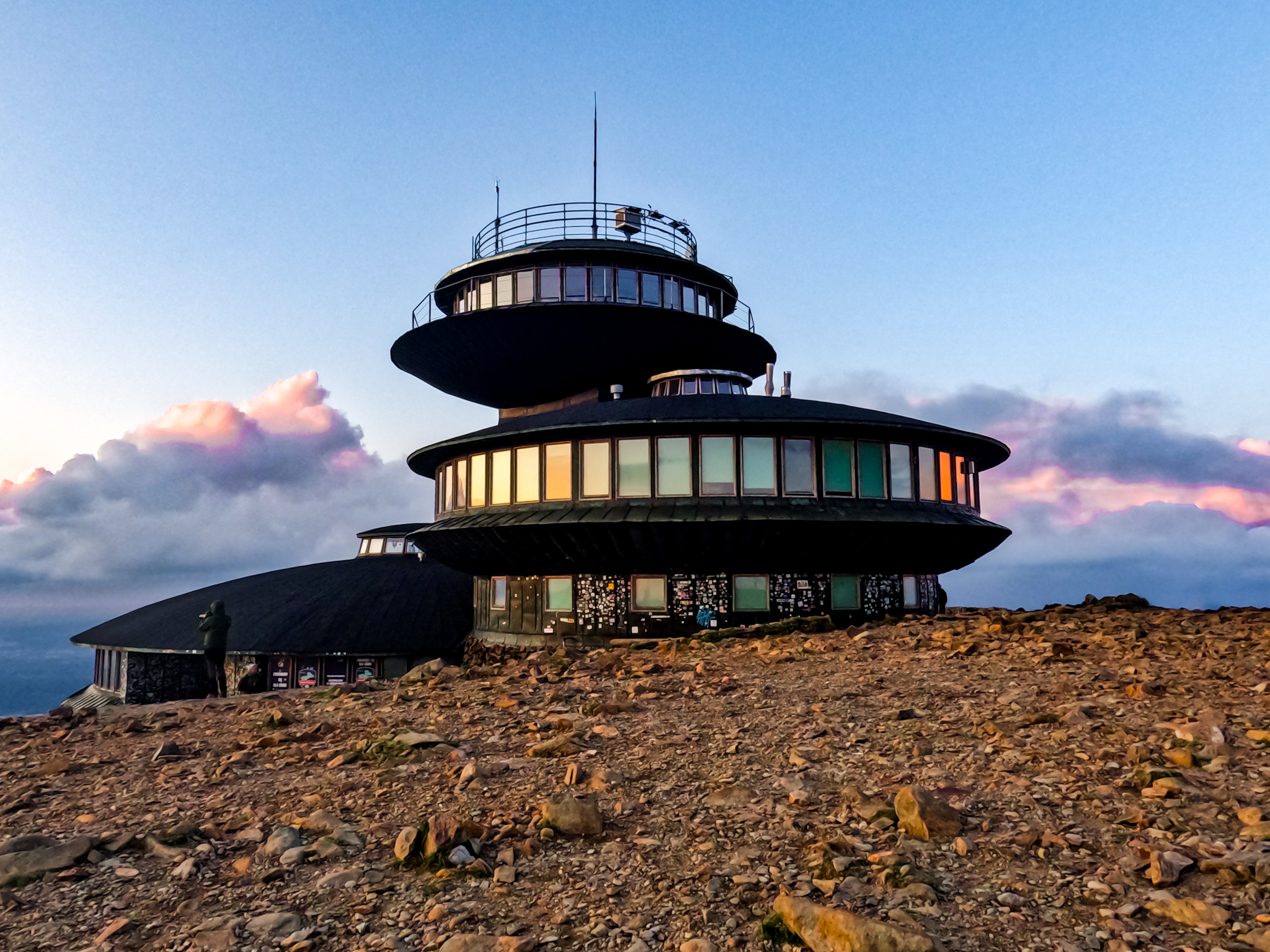 Wysokogórskie Obserwatorium Meteorologiczne IMGW-PIB na Śnieżce w promieniach zachodzącego słońca, 13.08.2023 r. Fot. Piotr Olszewski | IMGW-PIB