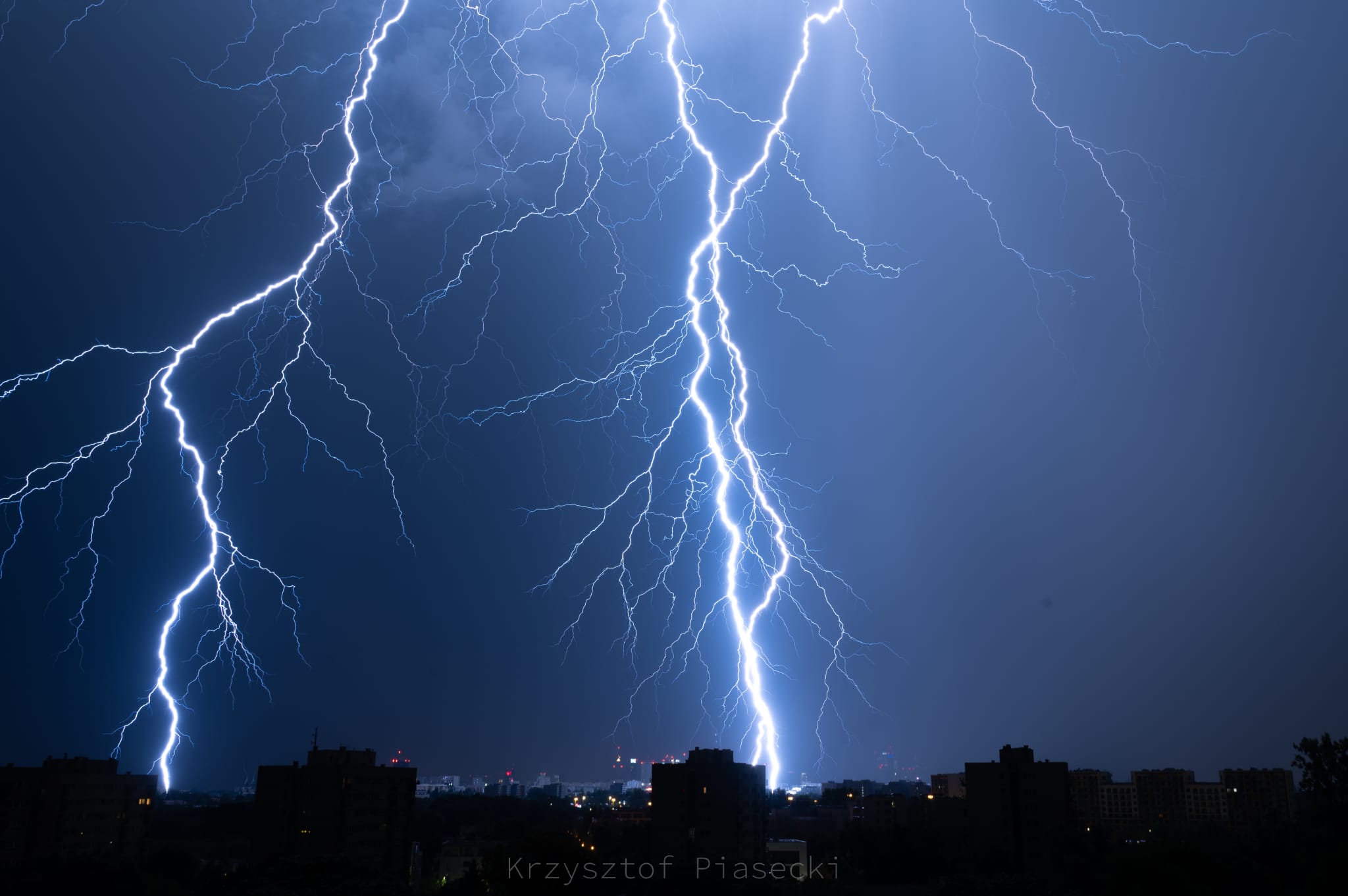 W weekend uwaga na burze! Fot. Krzysztof Piasecki | IMGW-PIB. Nocna burza i wyładowania atmosferyczne nad Warszawą, 18.08.2023 r.