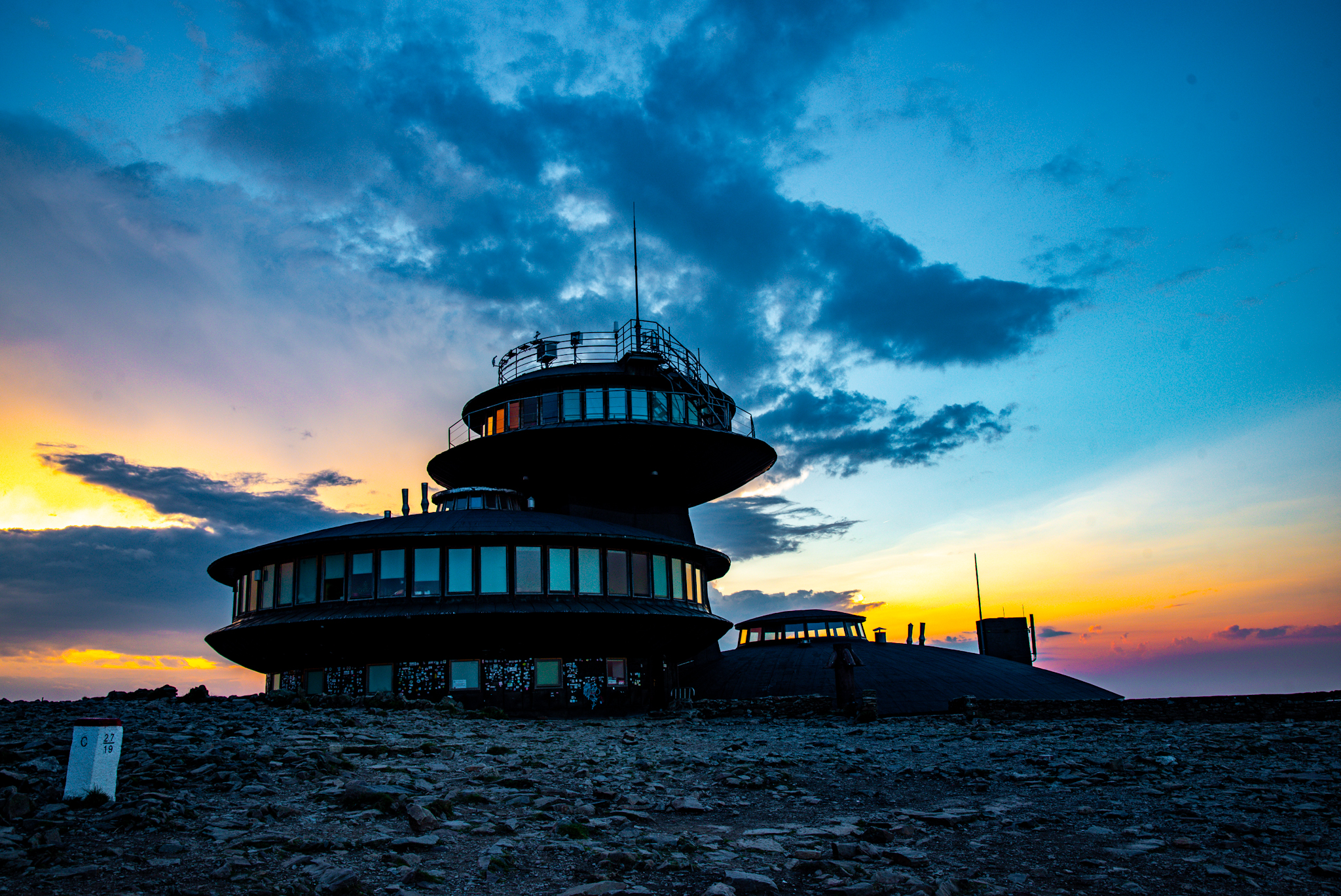 Wysokogórskie Obserwatorium Meteorologiczne IMGW-PIB na Śnieżce w promieniach zachodzącego słońca, 20.08.2023 r. Fot. Piotr Olszewski | IMGW-PIB