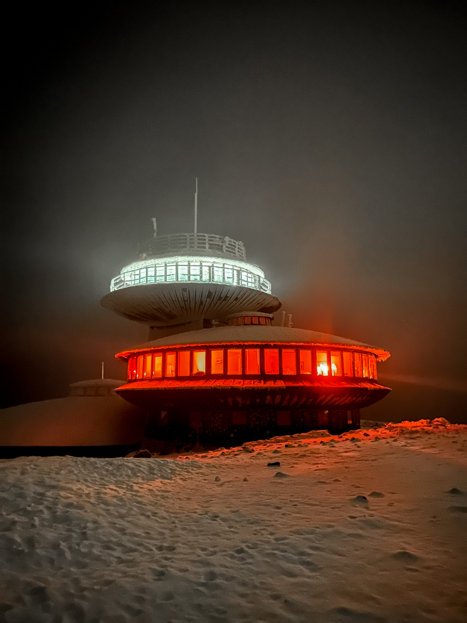 Wysokogórskie Obserwatorium Meteorologiczne IMGW-PIB na Śnieżce w narodowych barwach, 11.11.2023 r. Fot. Piotr Olszewski | IMGW-PIB