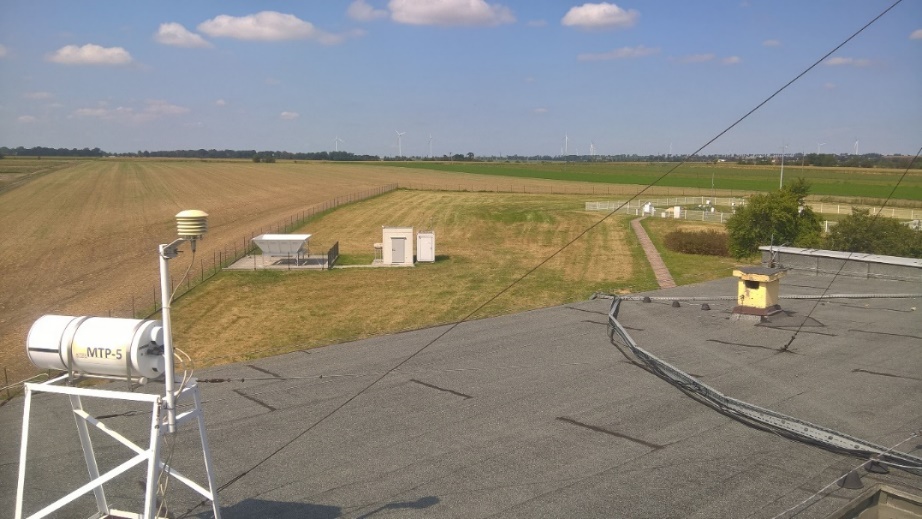  Aparatura badawcza platformy obserwacyjnej aerozoli ACTRIS-PL na stacji meteorologicznej w Raciborzu. Na pierwszym planie radiometr MPT5, w głębi Wind Profiler LAP®3000, w ogródku meteorologicznym ceilometr CL51. Widok z dachu stacji meteorologicznej.Aparatura badawcza platformy obserwacyjnej aerozoli ACTRIS-PL na stacji meteorologicznej w Raciborzu. Na pierwszym planie radiometr MPT5, w głębi Wind Profiler LAP®3000, w ogródku meteorologicznym ceilometr CL51. Widok z dachu stacji meteorologicznej.