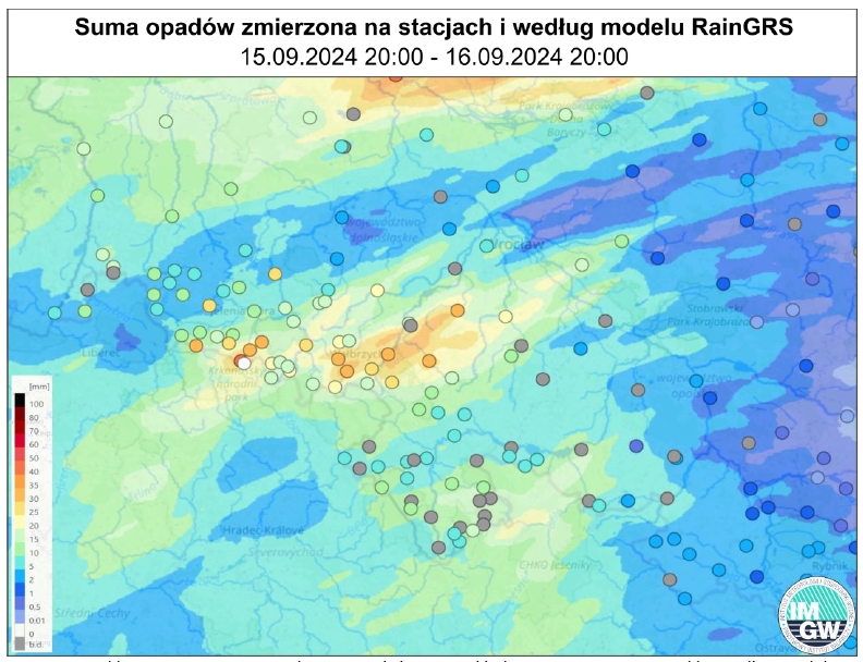 Suma opadów zmierzona na stacjach wraz z nałożonym rozkładem przestrzennym opadów według modelu RainGRS dla obszaru południowo zachodniej Polski za okres 24 h (15.09.2024 18:00 UTC – 16.09.2024 18:00 UTC).