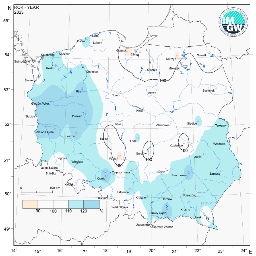 Przestrzenny rozkład anomalii sumy opadów w stosunku do normy (tj. średniej miesięcznej wartości wieloletniej elementu w okresie 1991-2020).