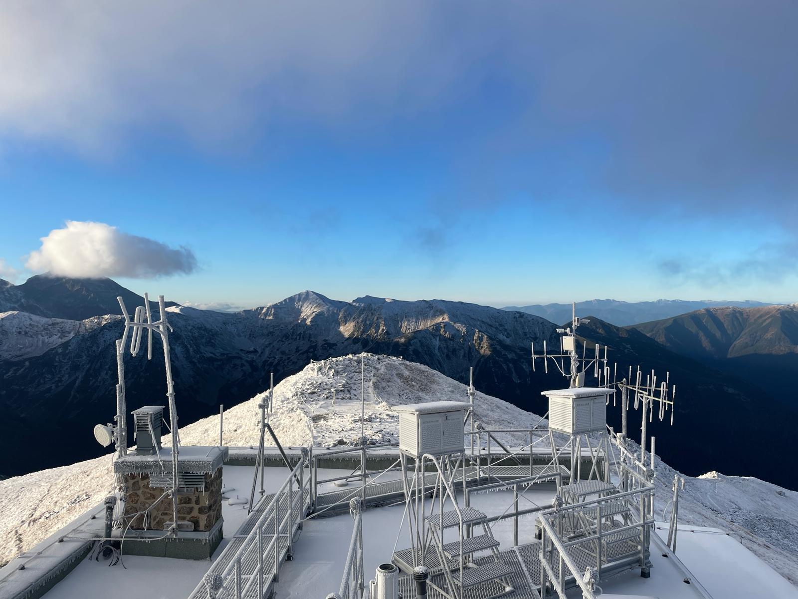 Tatry widziane z ogródka meteorologicznego w Wysokogórskim Obserwatorium Meteorologicznym IMGW-PIB na Kasprowym Wierchu, 30.09.2024 r. Fot. Justyna Żyszkowska-Rogus | IMGW-PIB.