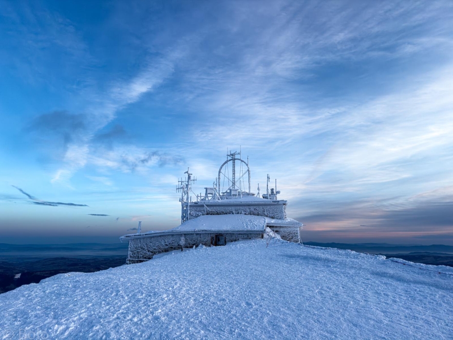 Widok na Wysokogórskie Obserwatorium Meteorologiczne IMGW-PIB na Kasprowym Wierchu, 25.02.2024 r. Fot. Michał Trzebunia |IMGW-PIB.