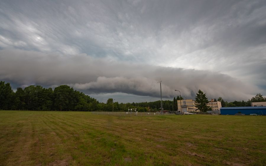 Zbliżająca się kierunku ogródka meteo w Białymstoku burza poprzedzona wałem rotorowym - 22.07.2023 r. Fot. Mateusz Zamajtys | IMGW-PIB