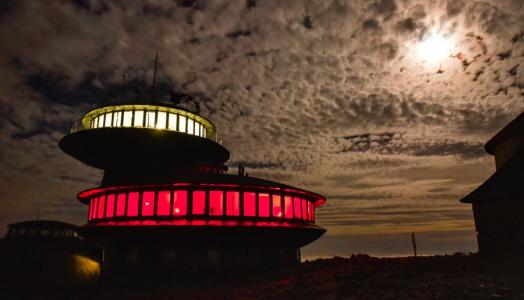 Wysokogórskie Obserwatorium Meteorologiczne IMGW-PIB na Śnieżce specjalnie na 11 listopada. Fot. Piotr Olszewski | IMGW-PIB