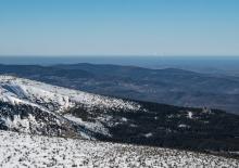 Widok z Wysokogórskiego Obserwatorium Meteorologicznego IMGW-PIB na Śnieżce, 02.03.2021 r. Fot. Piotr Krzaczkowski | IMGW-PIB