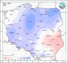 Przestrzenny rozkład anomalii sumy opadów w stosunku do normy (tj. średniej miesięcznej wartości wieloletniej elementu w okresie 1991-2020)