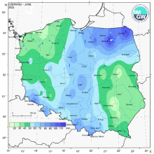 Przestrzenny rozkład miesięcznej sumy opadów w czerwcu 2022 r. w stosunku do normy (tj. średniej miesięcznej wartości wieloletniej elementu w okresie 1991-2020).