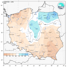 Przestrzenny rozkład anomalii sumy opadów w czerwcu 2022 r. w stosunku do normy (tj. średniej miesięcznej wartości wieloletniej elementu w okresie 1991-2020).