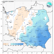 Przestrzenny rozkład anomalii sumy opadów w stosunku do normy (tj. średniej miesięcznej wartości wieloletniej elementu w okresie 1991-2020).